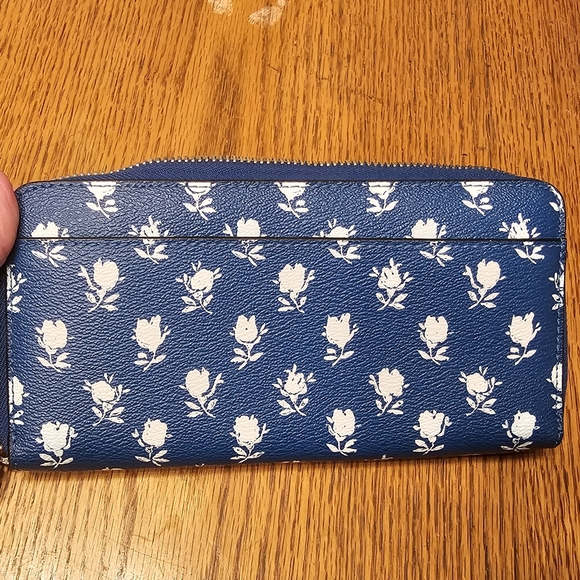 Coach EUC Badlands Blue and White Floral Crossbody Set With Matching Wallet - Picture 16 of 16